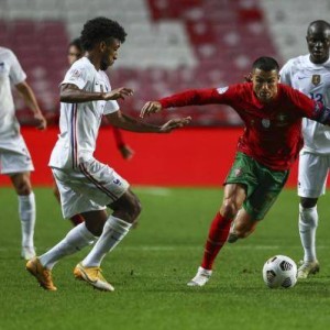  利物浦中场顽疾爆发，亿元引援遭球迷倒戈  