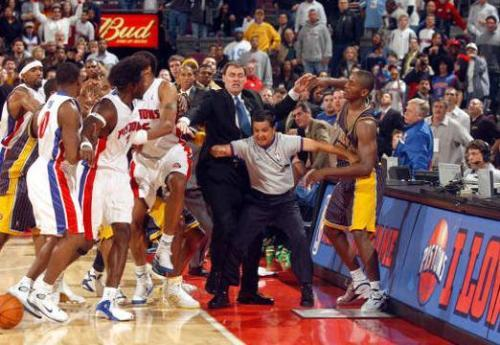  昂热球迷冲突事件导致比赛延期举行